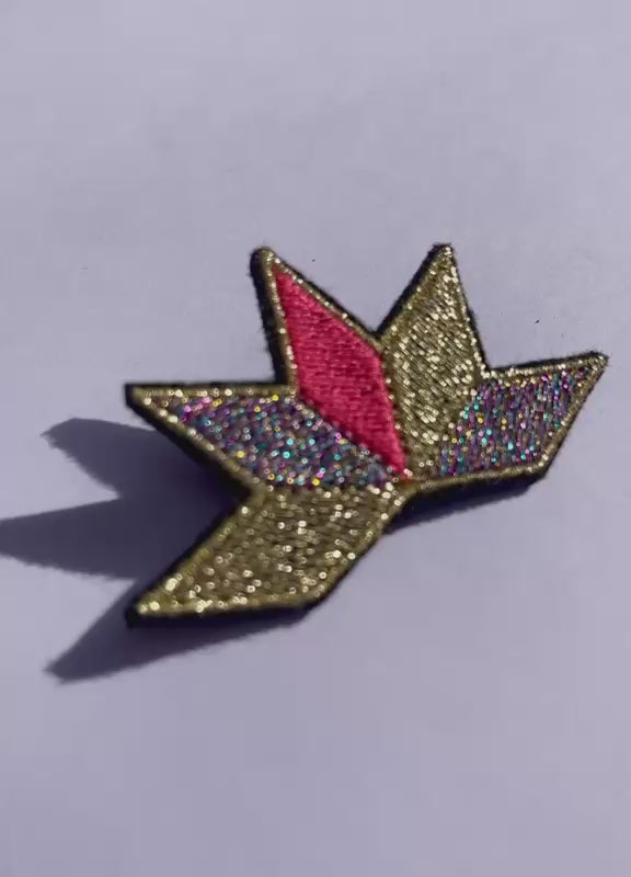 Broche brodée ASTRA, coloris Doré, corail & irisé (vidéo)