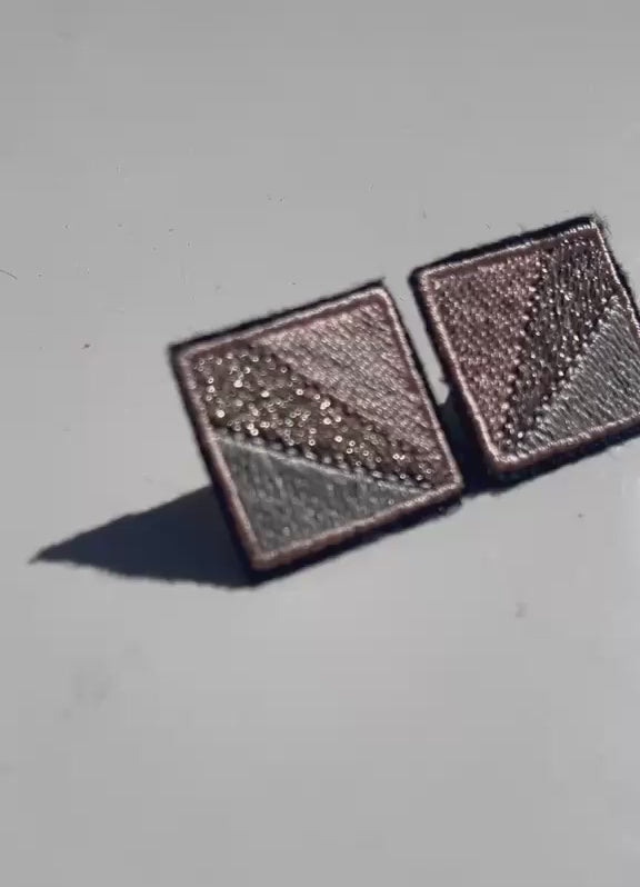 Boucles d'oreilles brodées MINI RITA, coloris Rose, argent & gris (vidéo)
