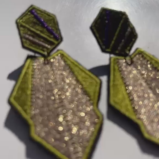 Boucles d'oreilles brodées AURA, coloris Olive & argent (vidéo)