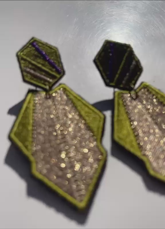 Boucles d'oreilles brodées AURA, coloris Olive & argent (vidéo)