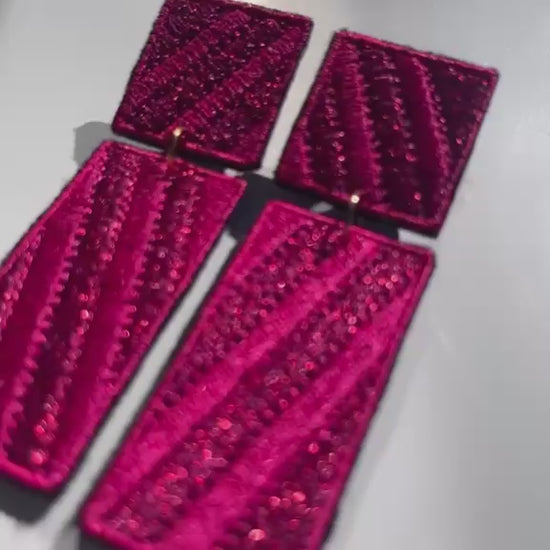 Boucles d'oreilles brodées RITA, coloris Fuchsia (vidéo)