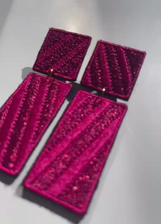Boucles d'oreilles brodées RITA, coloris Fuchsia (vidéo)