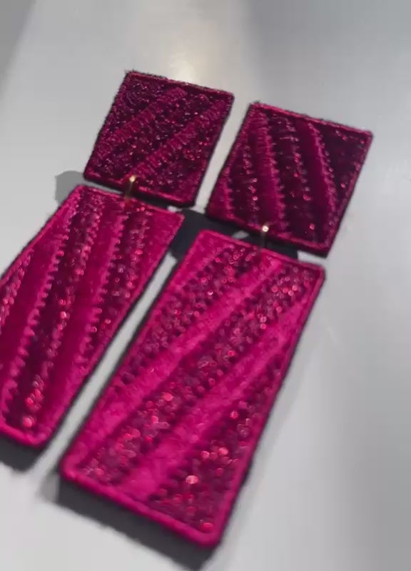 Boucles d'oreilles brodées RITA, coloris Fuchsia (vidéo)