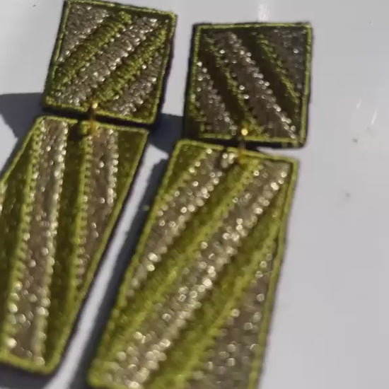 Boucles d'oreilles brodées RITA, coloris Olive & argent (vidéo)