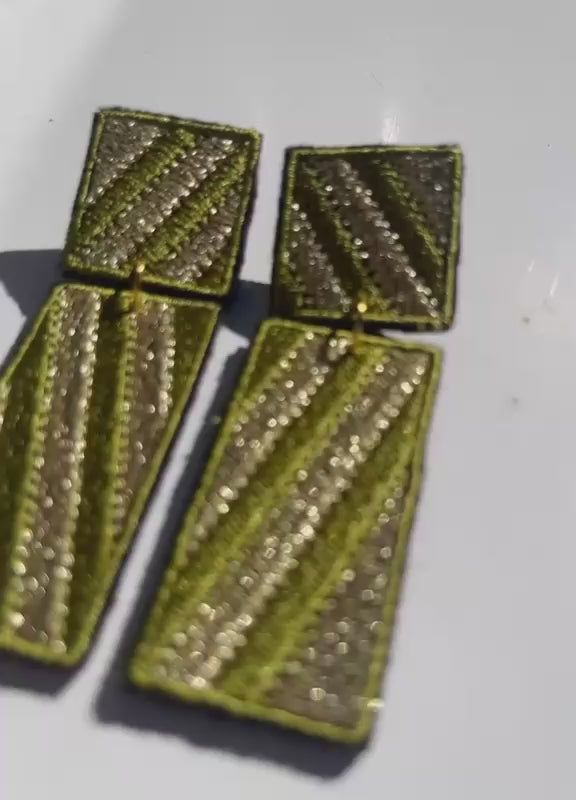 Boucles d'oreilles brodées RITA, coloris Olive & argent (vidéo)