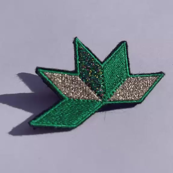 Broche brodée ASTRA, coloris Vert & champagne (vidéo)