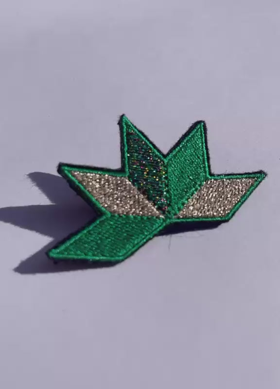 Broche brodée ASTRA, coloris Vert & champagne (vidéo)