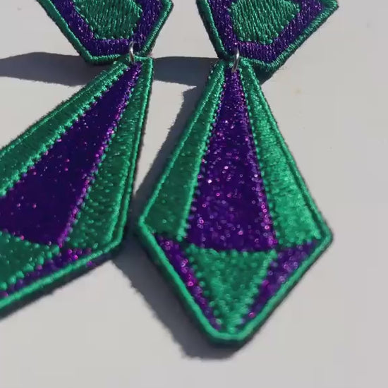 Boucles d'oreilles brodées ARYA, coloris Vert & violet (vidéo)