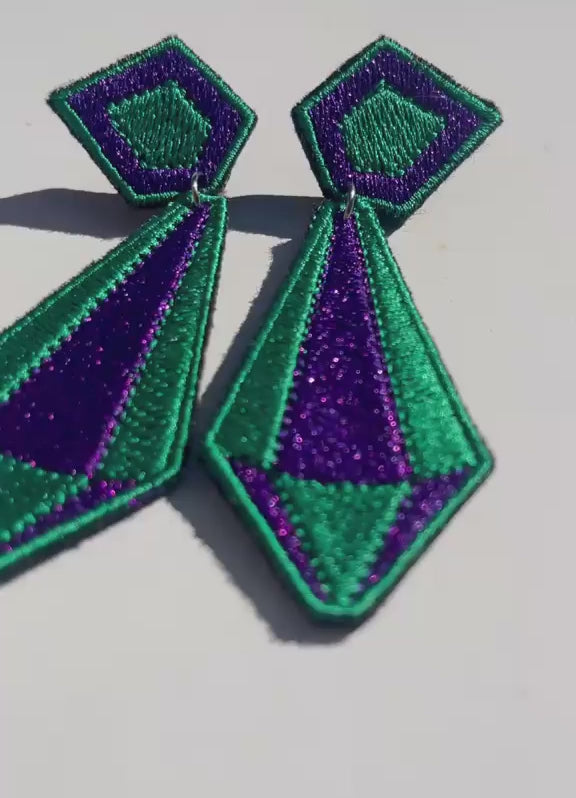 Boucles d'oreilles brodées ARYA, coloris Vert & violet (vidéo)