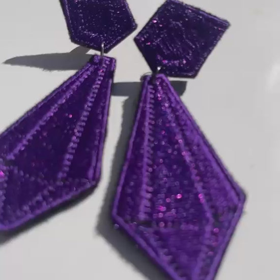 Boucles d'oreilles brodées ARYA, coloris Violet (vidéo)