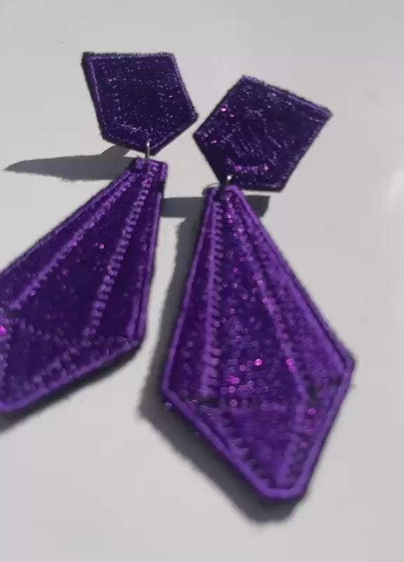 Boucles d'oreilles brodées ARYA, coloris Violet (vidéo)
