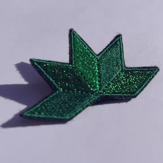Broche brodée ASTRA, coloris Vert émeraude (vidéo)