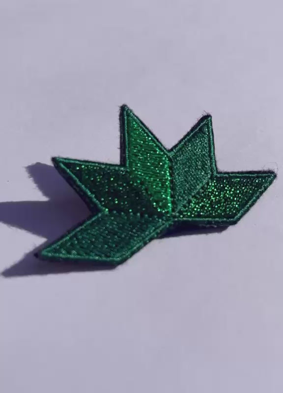 Broche brodée ASTRA, coloris Vert émeraude (vidéo)