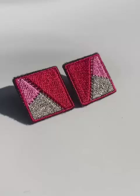 Boucles d'oreilles brodées MINI RITA, coloris Rouge, rose & argent (vidéo)