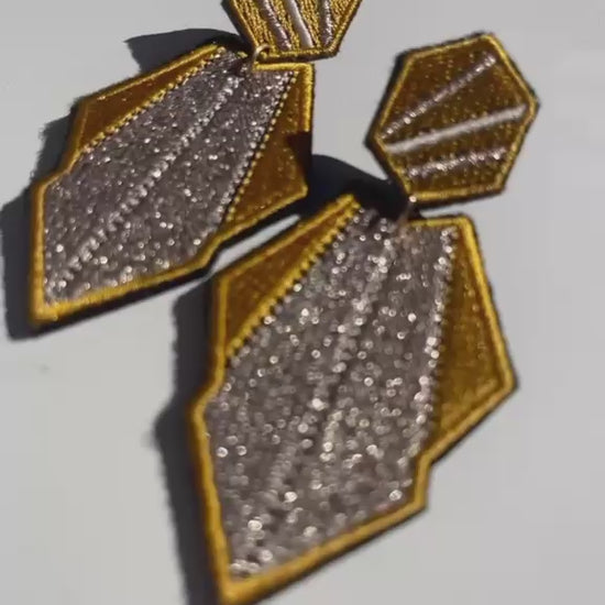 Boucles d'oreilles brodées AURA, coloris Moutarde & argent (vidéo)