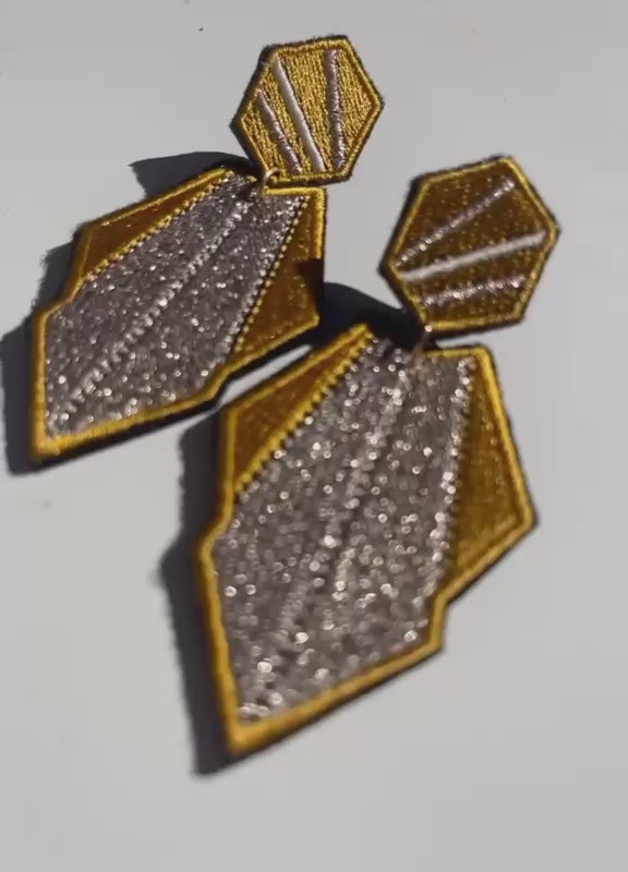 Boucles d'oreilles brodées AURA, coloris Moutarde & argent (vidéo)