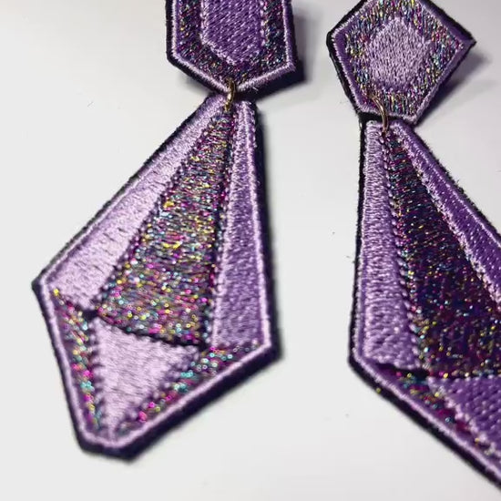 Boucles d'oreilles brodées ARYA, coloris Lilas (vidéo)