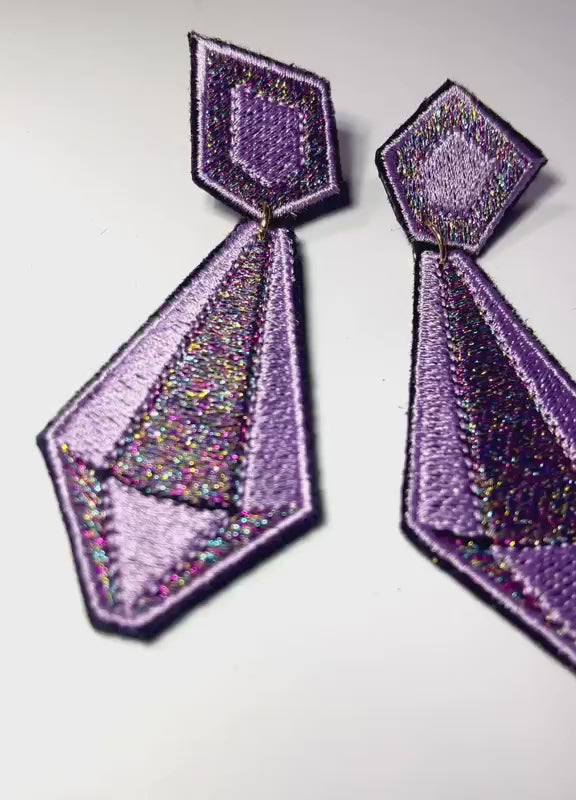 Boucles d'oreilles brodées ARYA, coloris Lilas (vidéo)