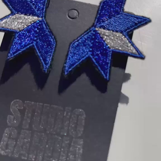 Boucles d'oreilles brodées ASTRA, coloris Bleu & argent (vidéo)