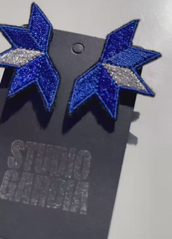 Boucles d'oreilles brodées ASTRA, coloris Bleu & argent (vidéo)