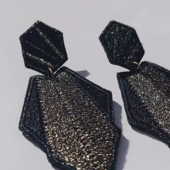 Boucles d'oreilles brodées AURA, coloris Noir & doré (vidéo)