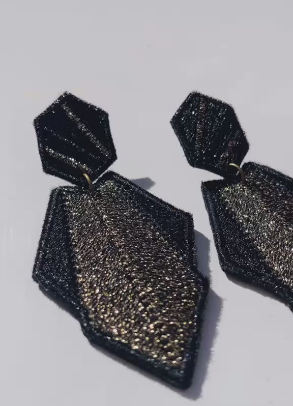 Boucles d'oreilles brodées AURA, coloris Noir & doré (vidéo)