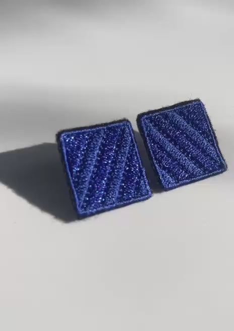 Boucles d'oreilles brodées MINI RITA, coloris Bleu rayé (vidéo)