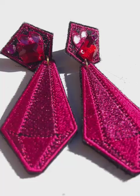 Boucles d'oreilles brodées ARYA, coloris Fuchsia (vidéo)