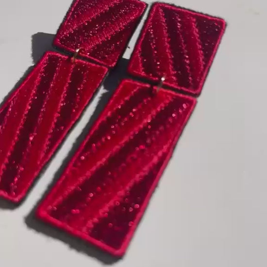 Boucles d'oreilles brodées RITA, coloris Rouge (vidéo)