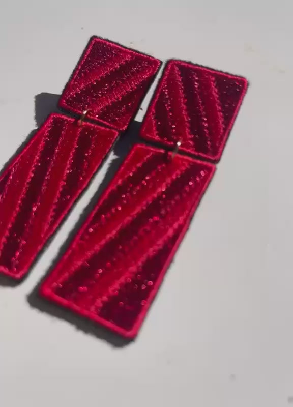 Boucles d'oreilles brodées RITA, coloris Rouge (vidéo)