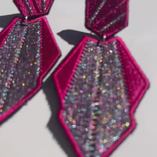 Boucles d'oreilles brodées AURA, coloris Fuchsia & argent irisé (vidéo)