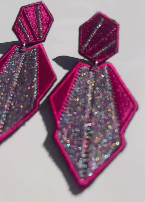 Boucles d'oreilles brodées AURA, coloris Fuchsia & argent irisé (vidéo)