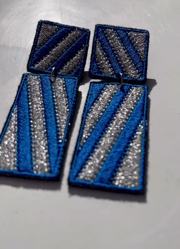 Boucles d'oreilles brodées RITA, coloris Bleu rayé & argent