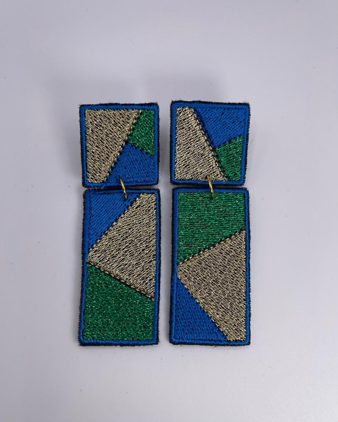 Boucles d'oreilles brodées RITA, coloris Bleu, vert & doré
