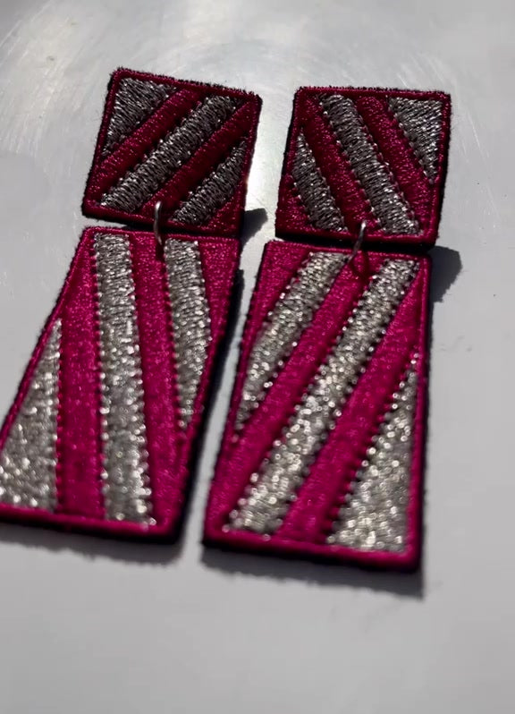Boucles d'oreilles brodées RITA, coloris Fuchsia rayé & argent