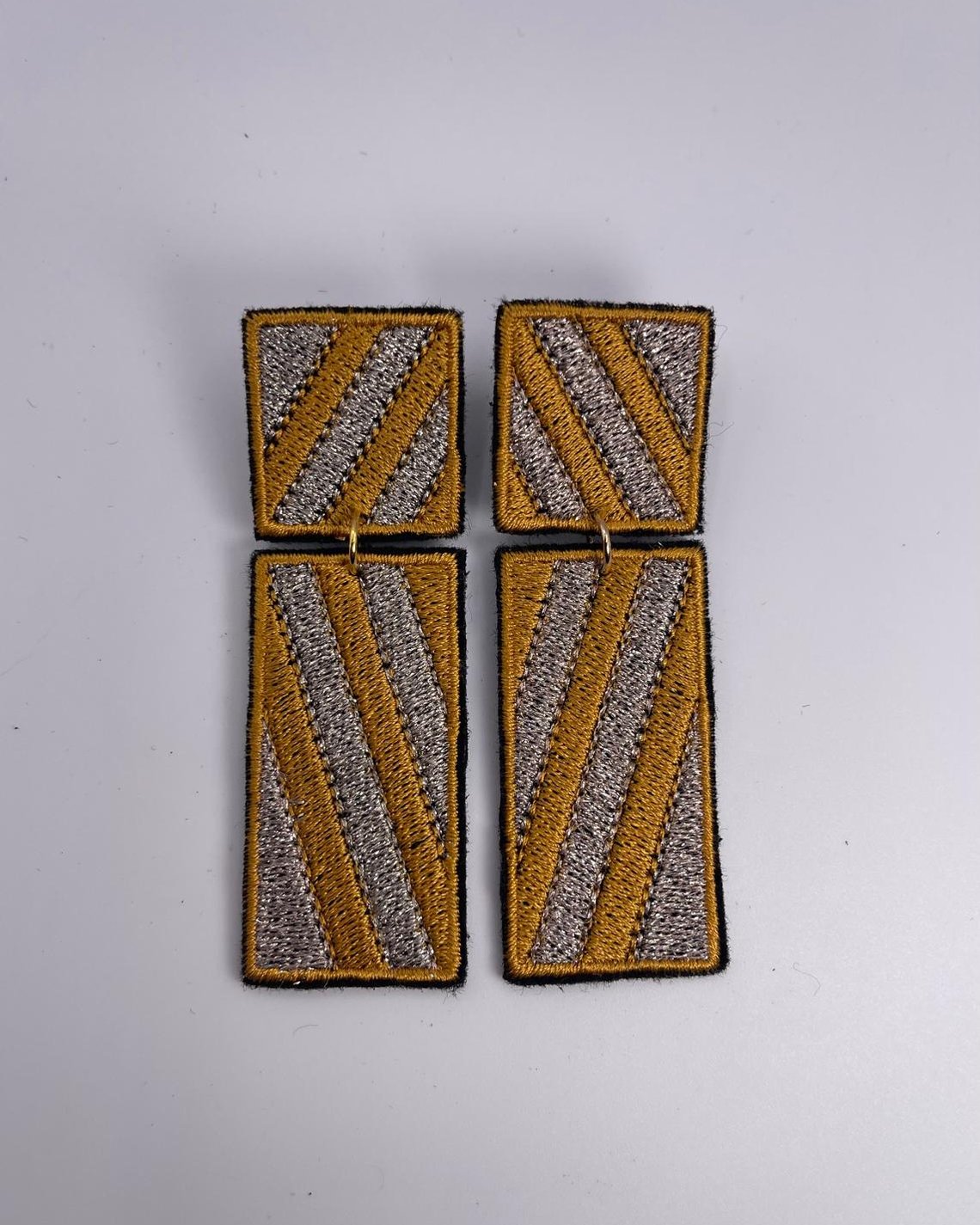 Boucles d'oreilles brodées RITA, coloris Moutarde rayé & argent