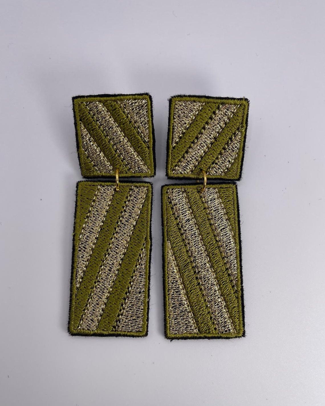 Boucles d'oreilles brodées RITA, coloris Olive & argent