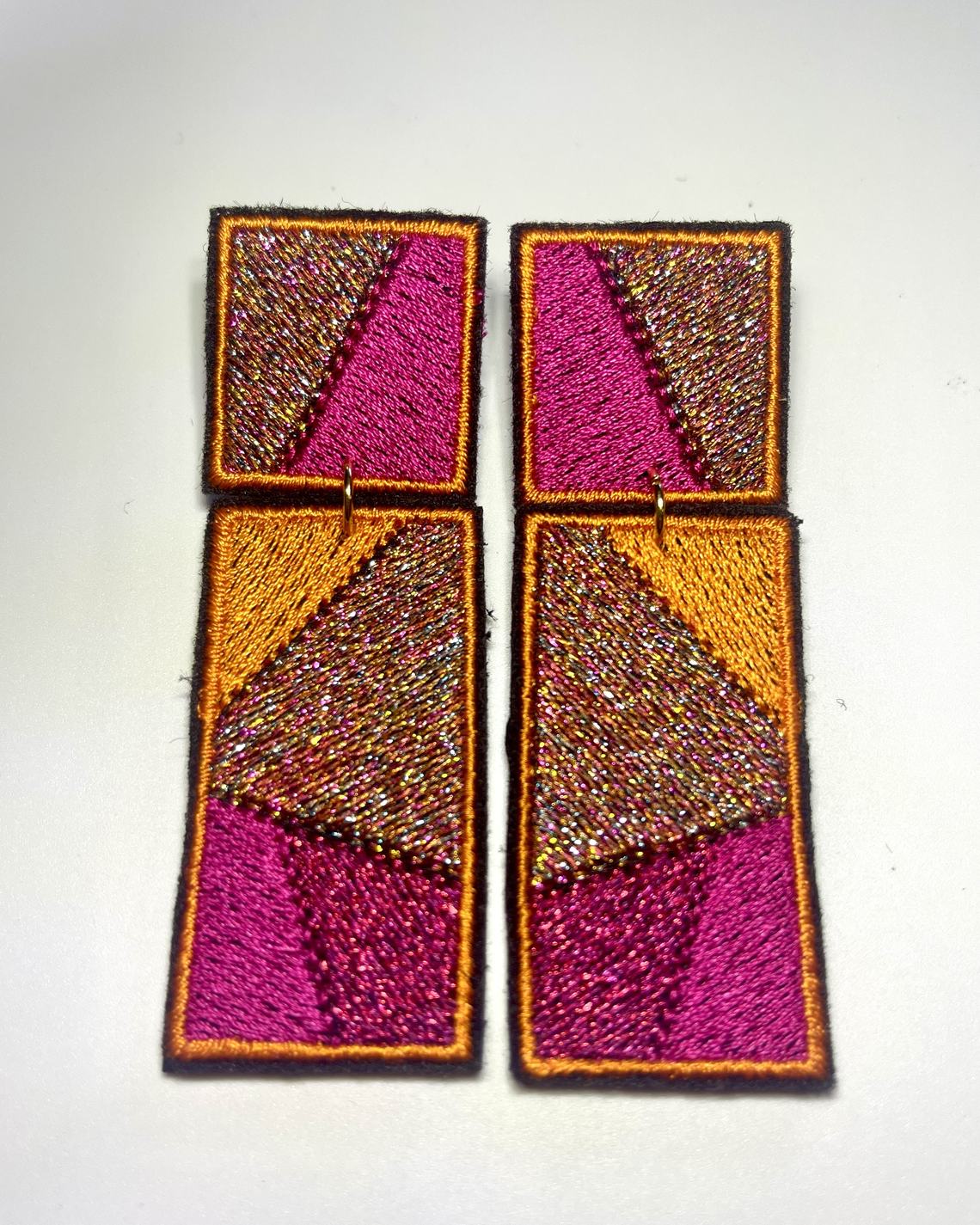 Boucles d'oreilles brodées RITA, coloris Orange & fuchsia