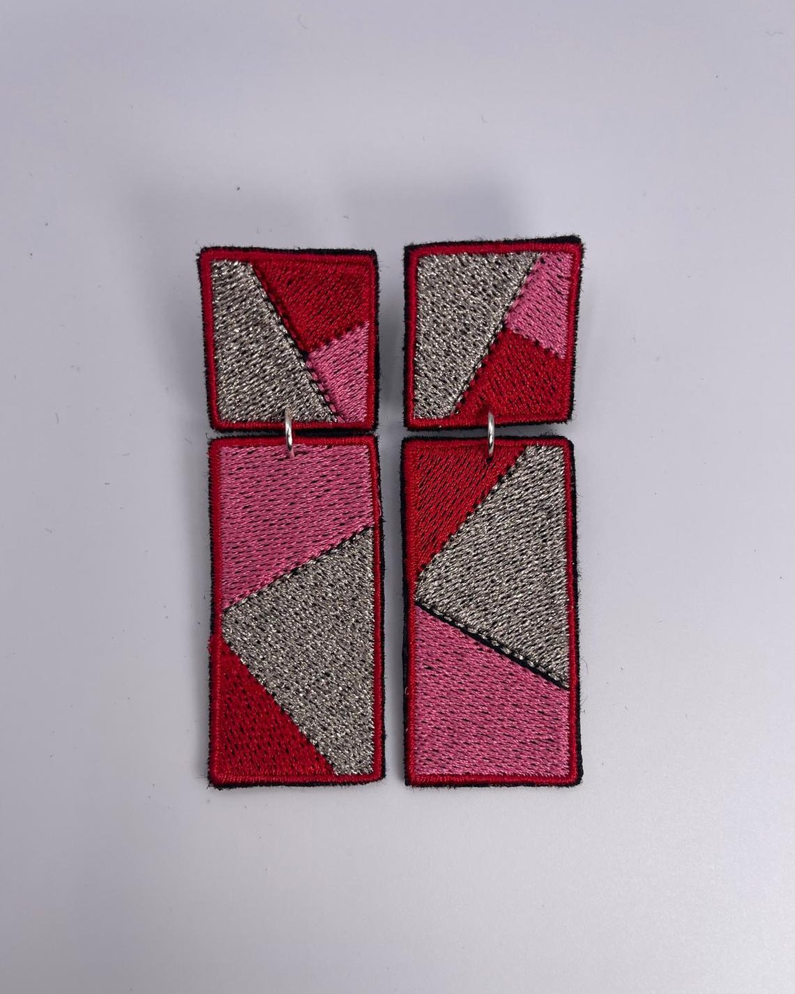 Boucles d'oreilles brodées RITA, coloris Rouge, rose & argent