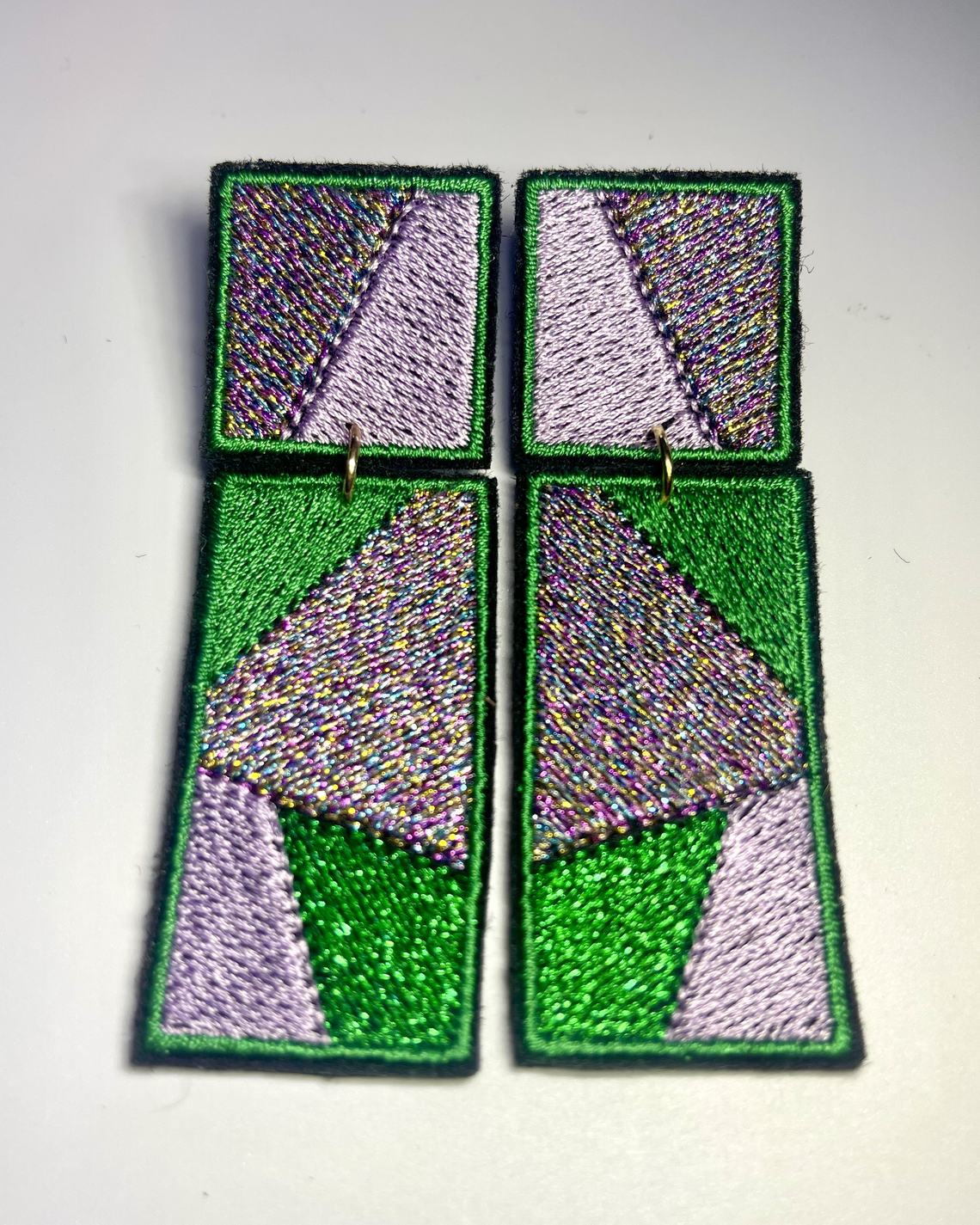 Boucles d'oreilles brodées RITA, coloris Vert & lilas