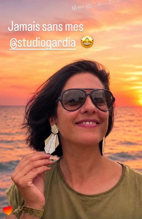 Cliente portant des boucles d'oreilles brodées Studio Gardia