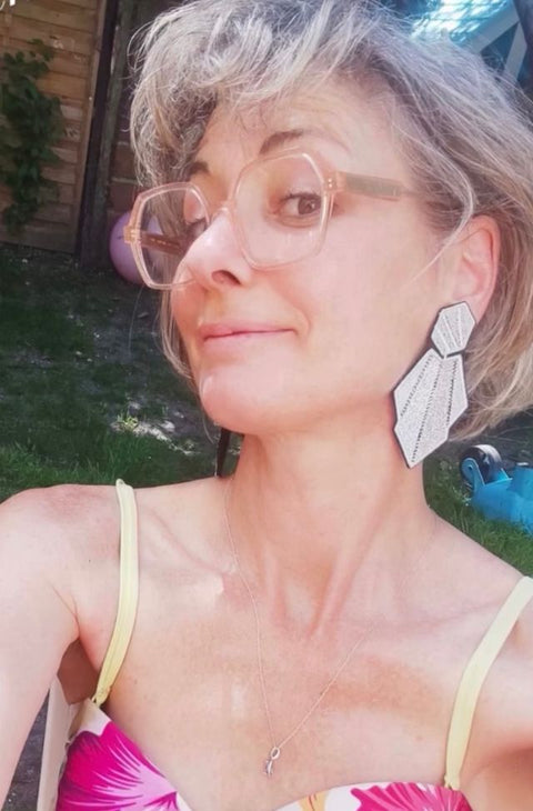 Cliente portant des boucles d'oreilles brodées Studio Gardia