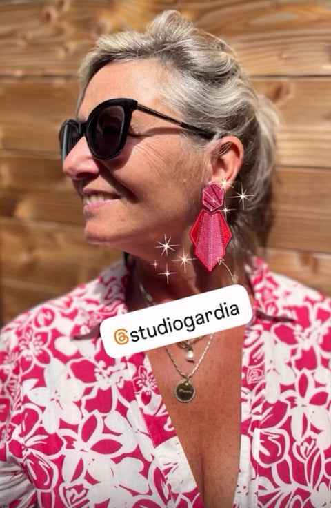 Cliente portant des boucles d'oreilles brodées Studio Gardia