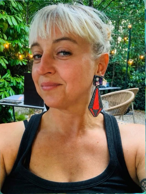 Cliente portant des boucles d'oreilles brodées Studio Gardia