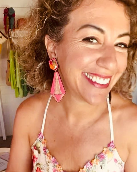 Cliente portant des boucles d'oreilles brodées Studio Gardia